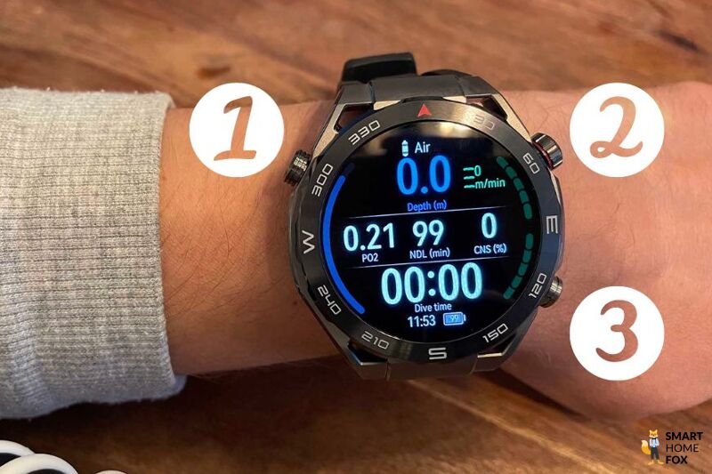 Man sieht die Bedienung der Huawei Watch während des Tauchens.
